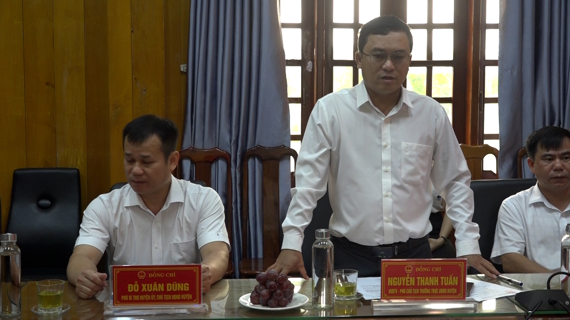 Phó Chủ tịch TT UBND huyện Nguyễn Thanh Tuấn chia sẻ kinh nghiệm thực hiện chương trình tại buổi làm việc